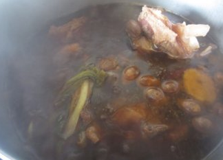 鲜椒老卤牛肉汤面,大火烧开后，转小火炖1个小时左右关火。