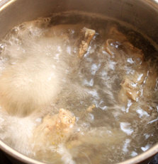 青橄榄鸡骨汤,鸡骨架冷水入锅，烧开，撇去浮沫