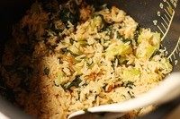 干贝青菜焖饭,蒸好后，米粒颗颗分明，裹着菜汁有淡淡的酱油色，饭里有青菜的清香和干贝的鲜美。