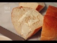 奶酪面包,面包两侧也全部抹上奶酪馅，越厚越好吃么么哒。