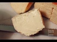 奶酪面包,适量奶粉倒入容器，把抹满奶酪馅的面包放入沾满奶粉。