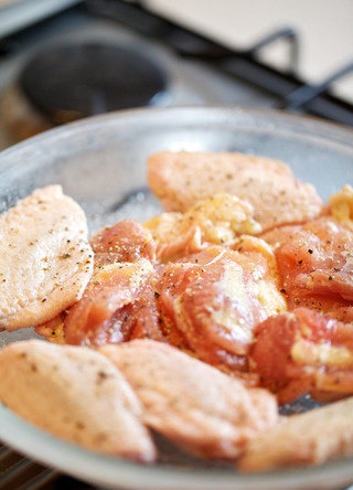 咖喱鸡肉饭,用盐和胡椒均匀涂抹鸡翅和鸡腿肉，放入冰箱至少2h或隔夜