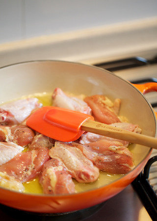 咖喱鸡肉饭,锅内中高火预热植物油，将鸡肉表面水分擦干后皮面向下入锅煎至略带焦糖色，盛出待用。此时预热烤箱150摄氏度