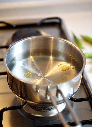 咖喱鸡肉饭,准备一锅沸水，入少许橄榄油和盐，焯水至翠绿色后立即用冰水冷却，随即放入冰箱待用