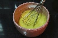 香葱肉松蛋糕卷,用手动打蛋器划8字型混合蛋黄糊和低粉至光滑细腻无颗粒。
不要搅拌过度，轻轻地温柔的~