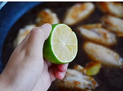 柠檬可乐鸡翅 ,挤入柠檬汁到锅中。
