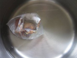 红油水晶鸭掌,白卤香料放入小布包里，加水煮至少半个小时出味，放冷备用。