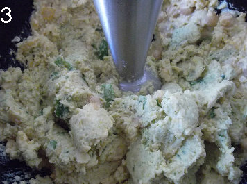 鹰嘴豆小饼 素版Döner,将新鲜的欧芹叶、罗勒叶、熊葱一点点加入鹰嘴豆泥里，用搅拌棒一点点将叶子打碎，同时也将豆泥打得更烂