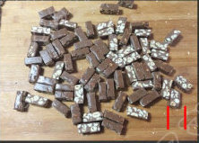 巧克力牛轧糖,将其切割成长5厘米宽2厘米的段