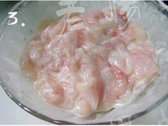 新版鱼咬羊,鱼片用蛋清，盐，白胡椒，腌渍十分钟后，用淀粉抓拌均匀静置五分钟