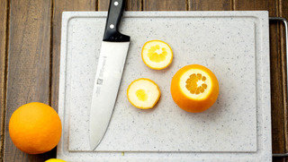 香橙比目鱼塔科卷饼,首先处理橙子，用水果清洁剂清洗后（洗蔬菜还是用专用的清洁剂比较靠谱，少用洗洁精啊）两头切下