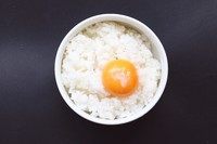 老干妈炒饭壕,蛋清备用，把蛋黄倒在米饭上。我喜欢软糯的炒饭，所以米饭没有事先过冷水抓散。