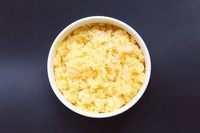 老干妈炒饭壕,戳破蛋黄，把米饭和蛋黄搅拌混合，这样炒出来的米饭蛋香十足。