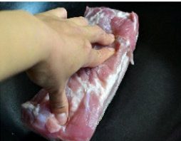 胡萝卜红烧肉,烙好的猪肉在水下刮干净。