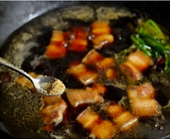 胡萝卜红烧肉,尝试下汤汁，看是否放盐。把<a style='color:red;display:inline-block;' href='/shicai/ 25'>胡萝卜</a>去皮，切成块状，放入，煮开后，加盖，继续用小火焖15分钟。