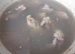 俄式罐焖牛肉,牛骨头洗干净焯水后熬好高汤备用。