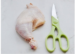 黑椒柠汁煎鸡扒,用剪刀从鸡腿的脚踝处剪开，并剪断鸡皮，筋，直到露出骨头