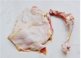 黑椒柠汁煎鸡扒,鸡腿正反面用叉子扎透，并用刀背在肉比较多的地方拍一下，尽量使鸡腿薄厚均匀。