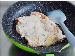 黑椒柠汁煎鸡扒,煎的时候时不时的用锅铲压一下，可以加速鸡肉成熟。