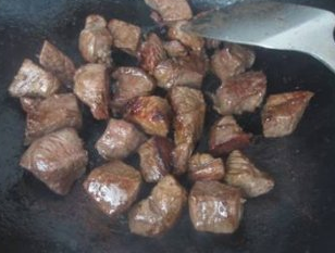 俄式罐焖牛肉,转中火，加入牛肉块四面煎黄，撒少许盐，小火煎五分钟左右。
