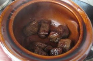 俄式罐焖牛肉,盛出后放入小陶罐底部，每个罐子放几块。