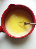 红枣冰激凌,将牛奶、蛋黄和白砂糖搅拌均匀，滴入香草精