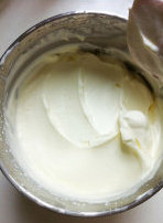 红枣冰激凌,淡奶油搅打至7分发备用，（即浓稠能缓慢流动）