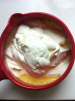 红枣冰激凌,将打发好的淡奶油加入晾凉至温热的奶糊搅拌均匀