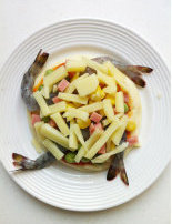 鲜虾迷你披萨,用芝士覆盖，盘子底部抹橄榄油，饼皮露着的地方抹上橄榄油