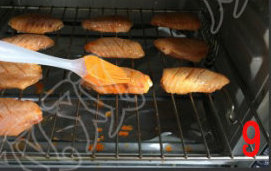 蜜汁鸡翅,将烤网放入，烤20分钟，中途记得取出，用刷子刷蜜汁腌料