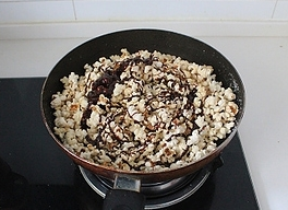 奶油巧克力双味爆米花,取出1/2的爆米花即为原味奶油爆米花，再在剩余的1/2爆米花上浇上巧克力糖浆。