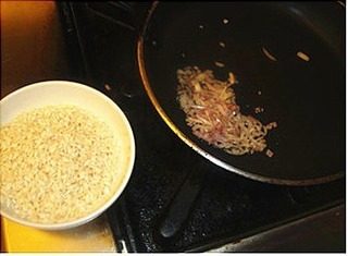 香煎帝王鲑配味曾,制作意大利调味饭，锅里放油1汤匙加入小洋葱末炒香，放意大利米炒到透明
