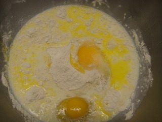 香蕉卷,鸡蛋内加糖略打，拌入低筋粉，牛奶，和融化的黄油（可丽饼面糊）