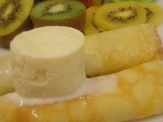 香蕉卷,淋上麦奴卡蜂蜜，放上水果，和冰淇淋即可。和爱人一起分享一到手工甜点是多么的幸福啊