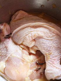 零厨艺脆皮橙汁烤鸡腿 ,将鸡腿放入腌料缸中冷藏腌渍,约12小时(腌料汁不要丢弃,后续仍须使用)