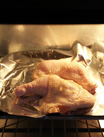 零厨艺脆皮橙汁烤鸡腿 ,烤箱预热175度C,将鸡腿皮面朝上放置在铺有锡纸的烤盘上,中层位置烤焙约15分钟