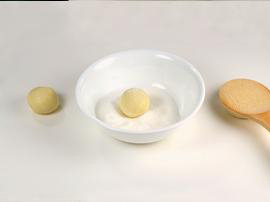 香柠饼干,用手掌把面团揉搓成鸽蛋大小的圆球后放在烤盘纸上，压扁