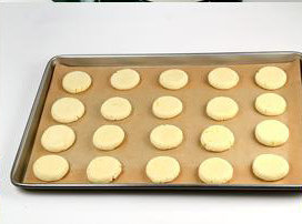 香柠饼干,把面饼放在烤盘上，间距1/2英寸。300F烤18分钟左右，直至底部呈微褐色。让饼干静至2分钟，移到冷却架凉透。