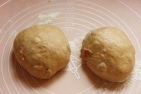 桂圆土司,排气分割成两个克数相等的面团。滚圆。中间发酵１５分钟。
