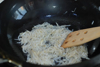 香辣银鱼干,热锅入油，油比平时炒菜时多点，银鱼沥干水，入锅小火煸炒；