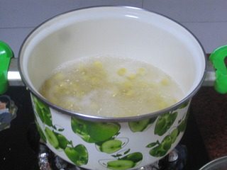 牛奶芒果小圆子,一锅水烧开后放入芒果小圆子。