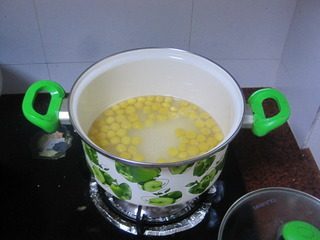 牛奶芒果小圆子,煮到小圆子都浮到水面上就熟了。