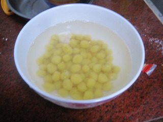 牛奶芒果小圆子,把煮熟的芒果小圆子放入凉白开中冲洗两遍后捞出。