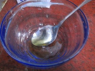 牛奶芒果小圆子,碗内加入一勺蜂蜜。