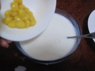 牛奶芒果小圆子,倒入沥干水分的芒果小圆子即可。