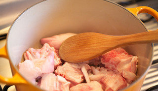一锅两吃的猪蹄,炖锅内热橄榄油，猪蹄皮向下煎至焦糖色