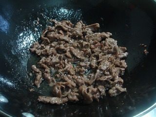 锅仔烧汁蘑菇,锅里放油，七成热时放入牛肉大火滑至变色盛出备用。