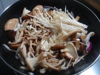锅仔烧汁蘑菇,倒入鲜菇煸炒至菇软身。