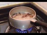 珍珠奶茶,同时煮珍珠，珍珠和水的比例是1：8，小火煮7分钟后关火盖上锅盖焖5分钟。