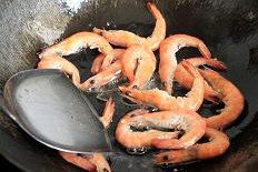 油焖虾,锅里入少许油，放入虾煎至金黄，略出红油，即可捞出虾备用